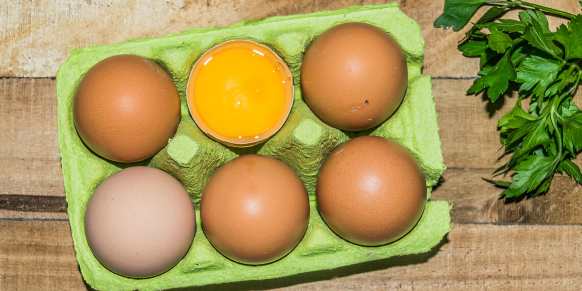Cartones con huevos de gallina en un mercado