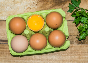 Cartones con huevos de gallina en un mercado