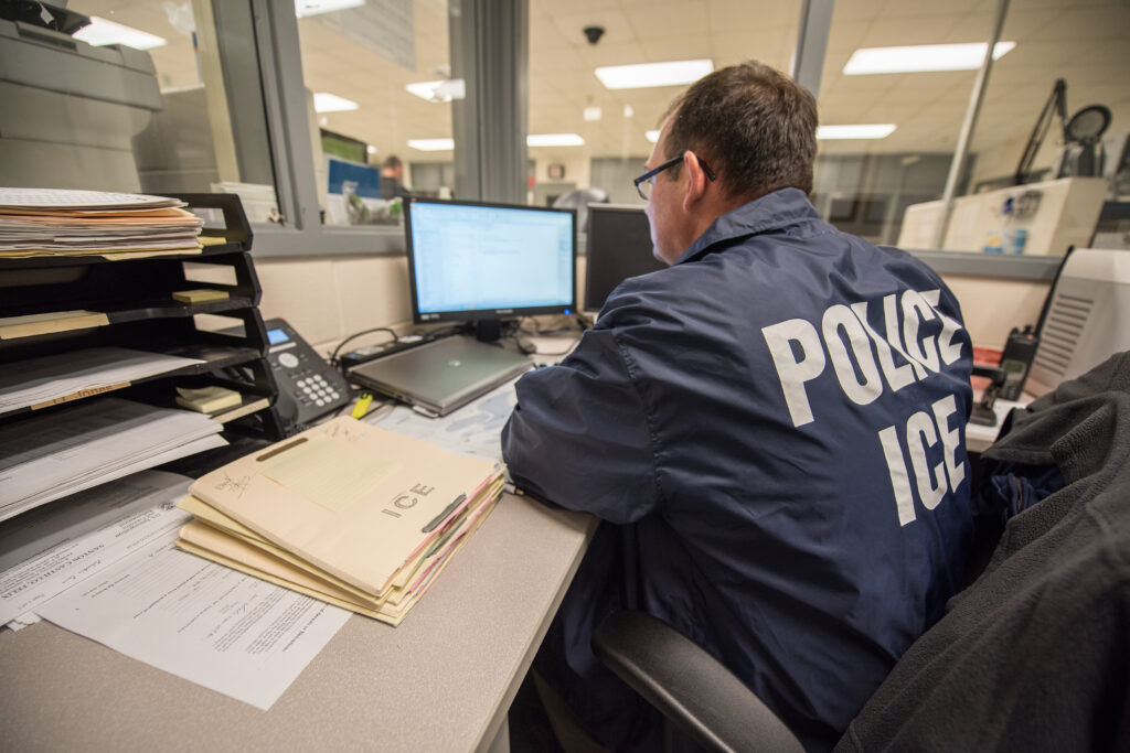 Un oficial de ICE supervisa un centro de detención migratoria