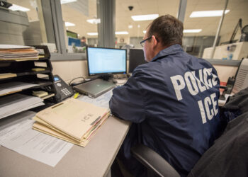 Un oficial de ICE supervisa un centro de detención migratoria
