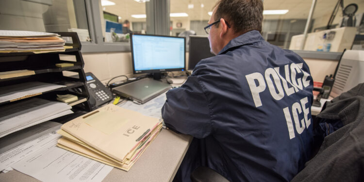 Un oficial de ICE supervisa un centro de detención migratoria