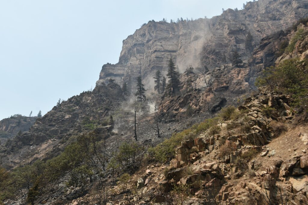 Columnas de humo de un incendio forestal en las montañas de Colorado