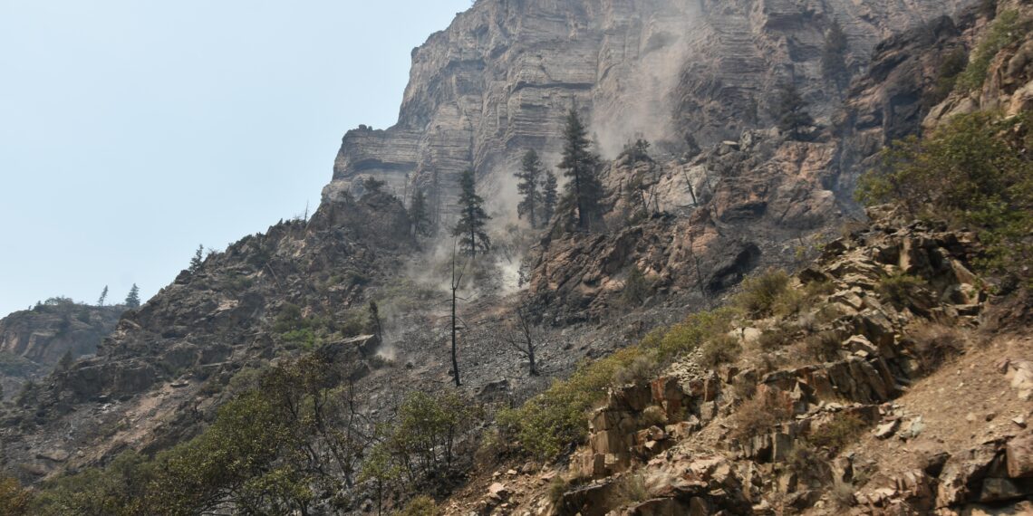 Columnas de humo de un incendio forestal en las montañas de Colorado