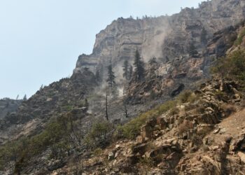 Columnas de humo de un incendio forestal en las montañas de Colorado
