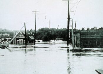 Una calle inundada en Carolina del Norte tras fuertes lluvias