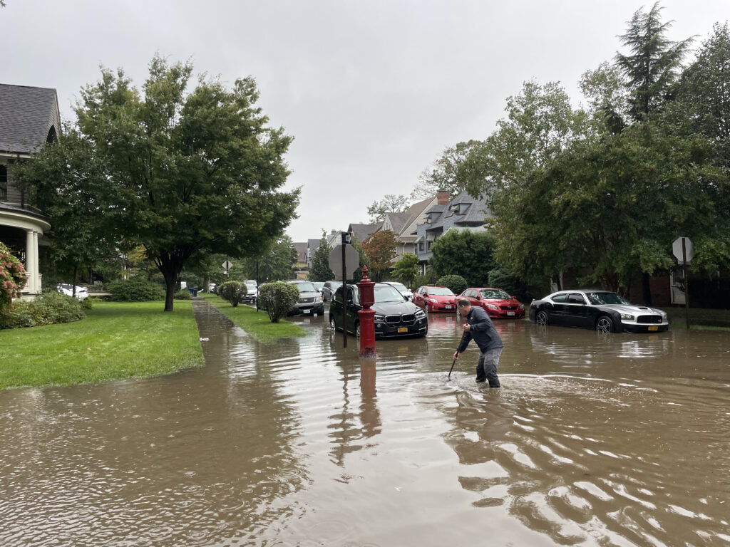 Calle inundada tras lluvias intensas en Brooklyn, Nueva York