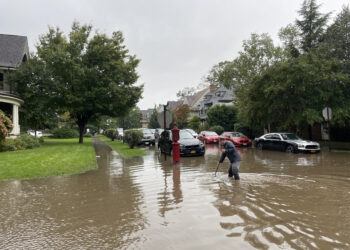 Calle inundada tras lluvias intensas en Brooklyn, Nueva York