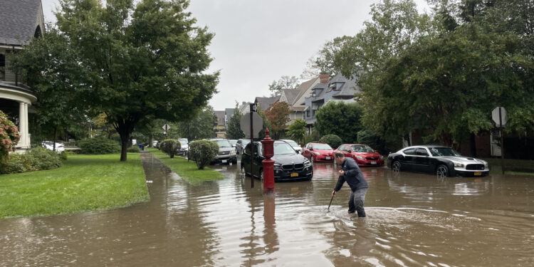Calle inundada tras lluvias intensas en Brooklyn, Nueva York
