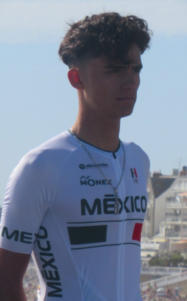 El ciclista mexicano Isaac del Toro durante una competencia