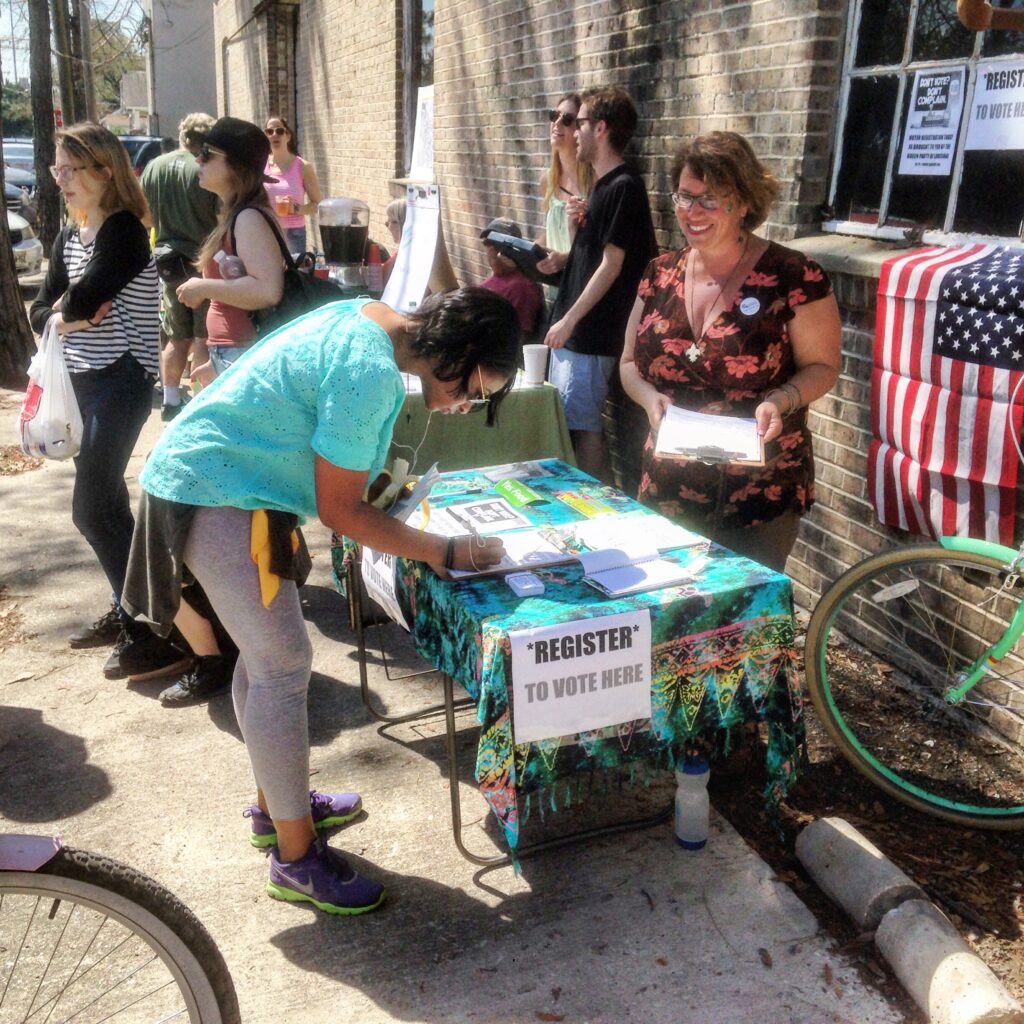 Voluntarios en una jornada de registro de votantes en una comunidad