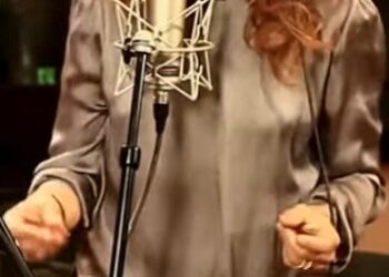 La cantautora puertorriqueña Kany García cantando en un concierto