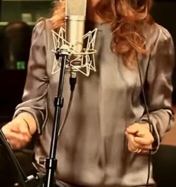 La cantautora puertorriqueña Kany García cantando en un concierto