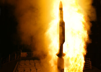 Lanzamiento nocturno de un misil, imagen ilustrativa de la escalada militar entre Estados Unidos e Irán