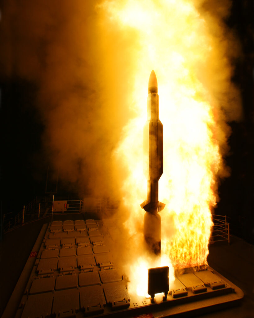 Lanzamiento nocturno de un misil, imagen ilustrativa de la escalada militar entre Estados Unidos e Irán