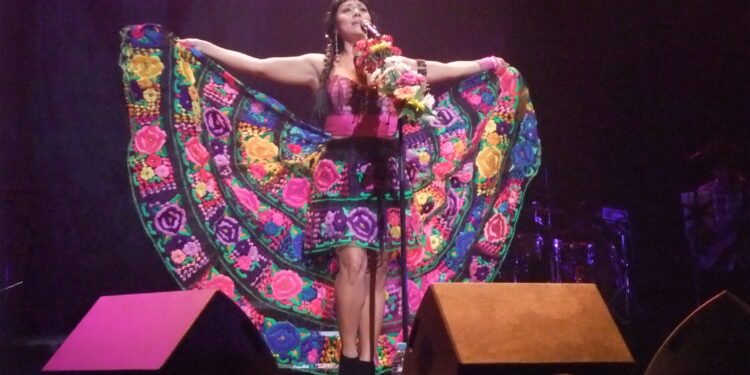 La cantante mexicana Lila Downs durante un concierto