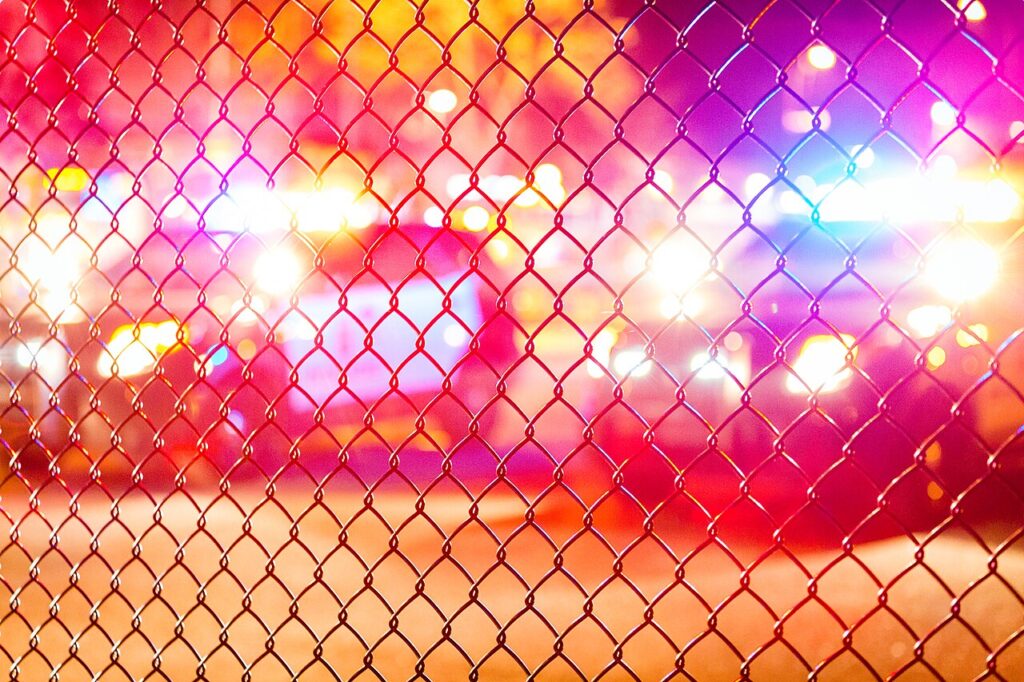 Luces rojas y azules de un vehículo policial durante una investigación nocturna