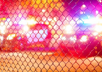 Luces rojas y azules de un vehículo policial durante una investigación nocturna