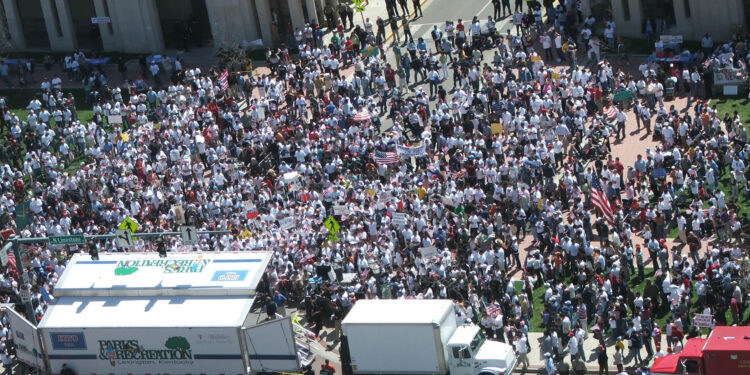 Personas participan en una manifestación a favor de los derechos de los inmigrantes