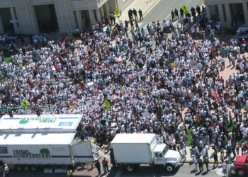 Personas participan en una manifestación por la reforma migratoria