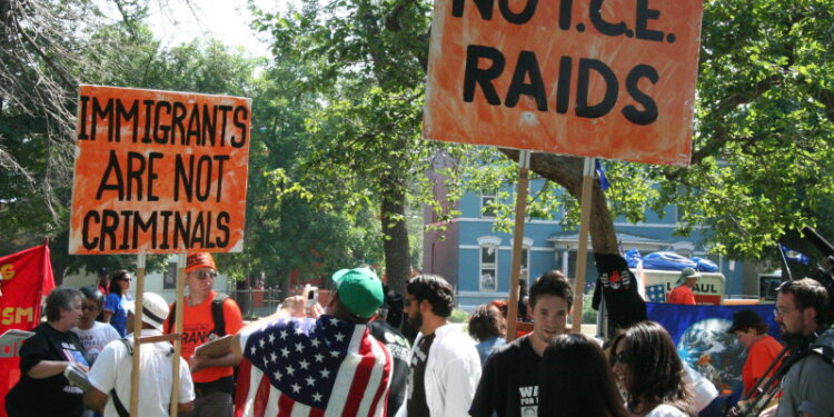 Manifestantes en una marcha por los derechos de los inmigrantes