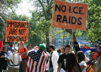 Personas participan en una marcha por los derechos de los inmigrantes