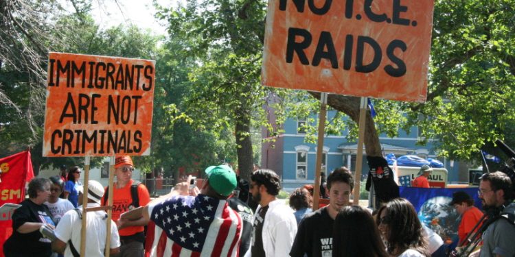 Personas participan en una marcha por los derechos de los inmigrantes