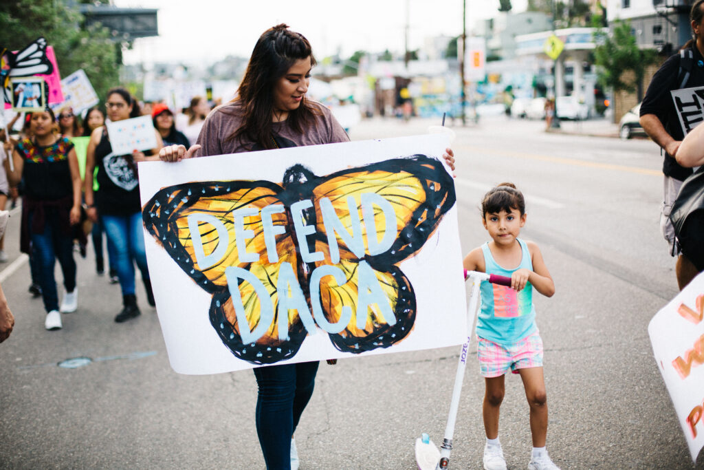 Manifestantes marchan en apoyo a los derechos de los inmigrantes en Estados Unidos