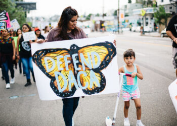 Manifestantes marchan en apoyo a los derechos de los inmigrantes en Estados Unidos