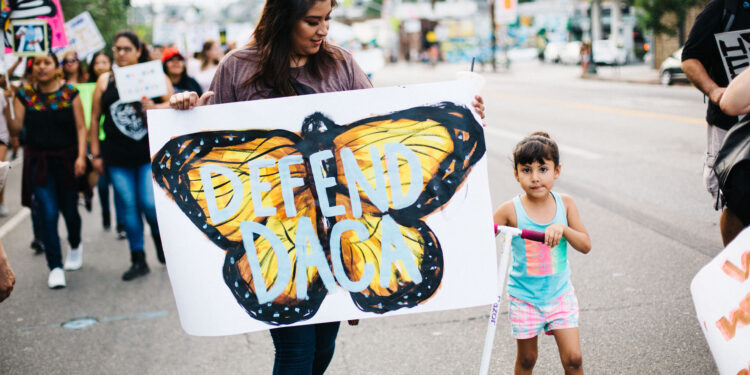 Manifestantes marchan en apoyo a los derechos de los inmigrantes en Estados Unidos