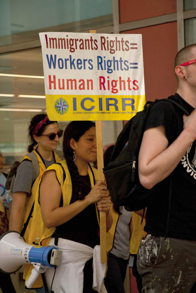 Manifestantes marchan por los derechos de los trabajadores inmigrantes en las calles de Chicago