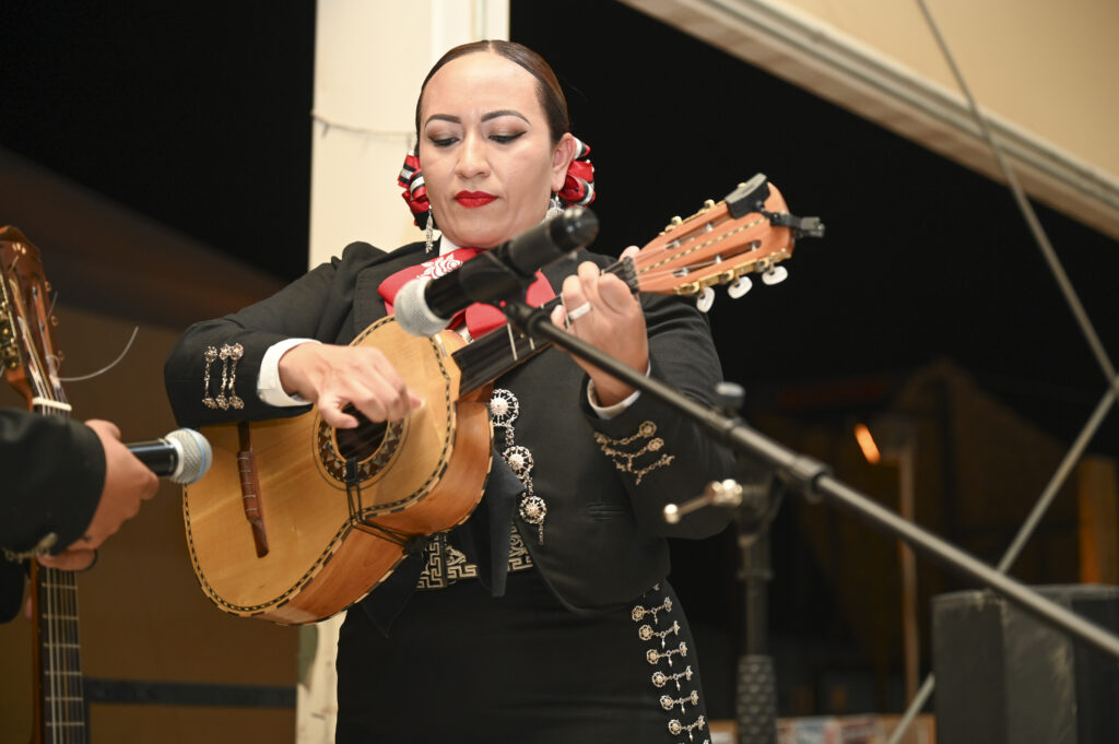 Un grupo de mariachi interpreta musica en vivo durante una celebracion de la herencia hispana