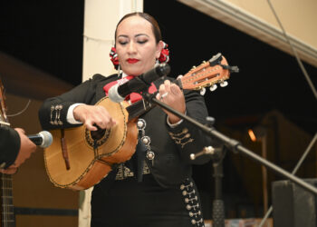 Un grupo de mariachi interpreta musica en vivo durante una celebracion de la herencia hispana