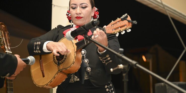 Un grupo de mariachi interpreta musica en vivo durante una celebracion de la herencia hispana