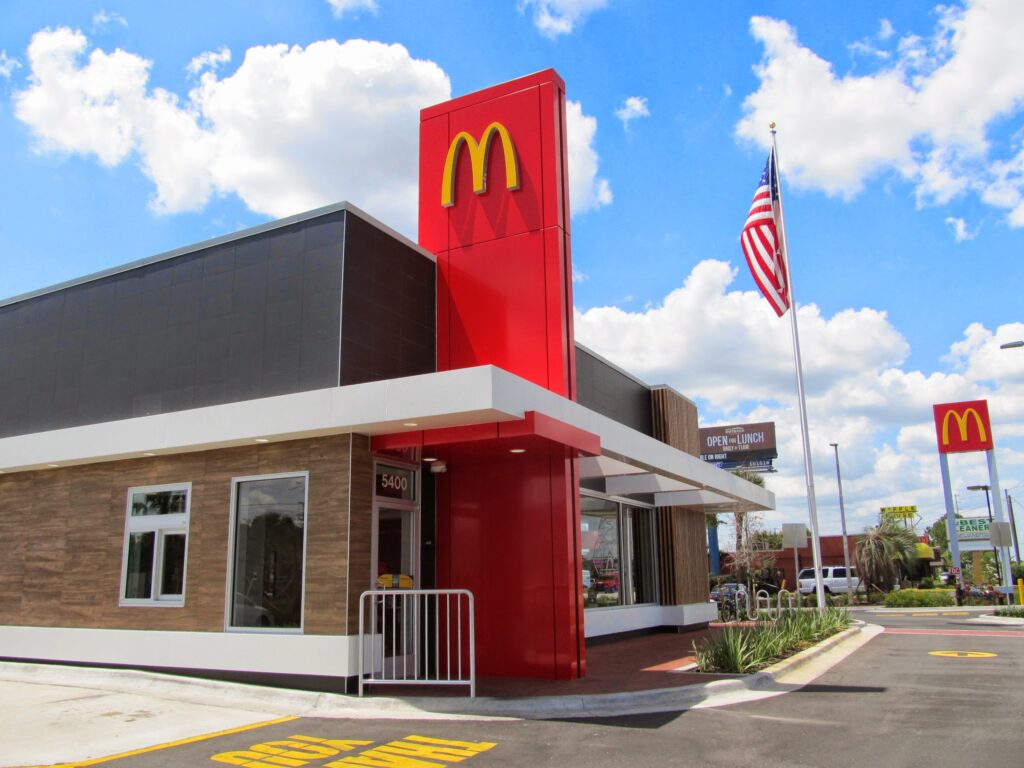 Fachada de un restaurante McDonald's con los arcos dorados