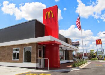 Fachada de un restaurante McDonald's con los arcos dorados