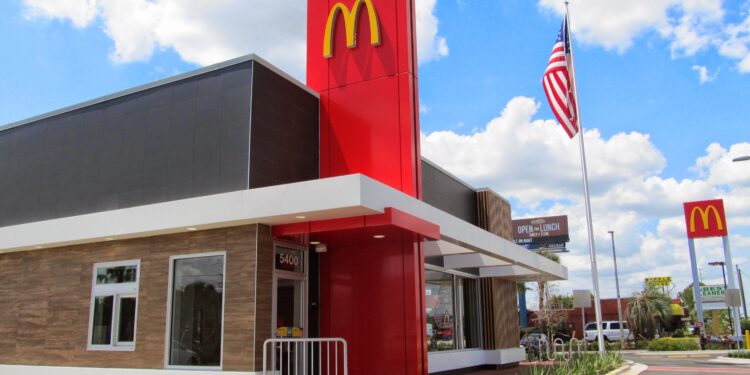 Fachada de un restaurante McDonald's con los arcos dorados
