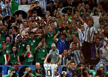 Lionel Messi celebra un gol frente a la tribuna con la selección de Argentina