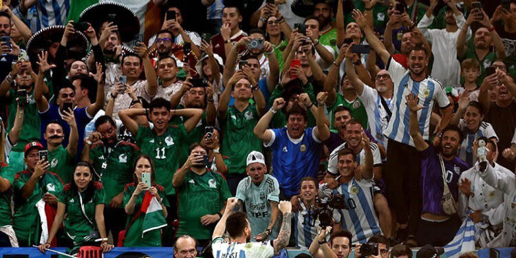 Lionel Messi celebra un gol frente a la tribuna con la selección de Argentina