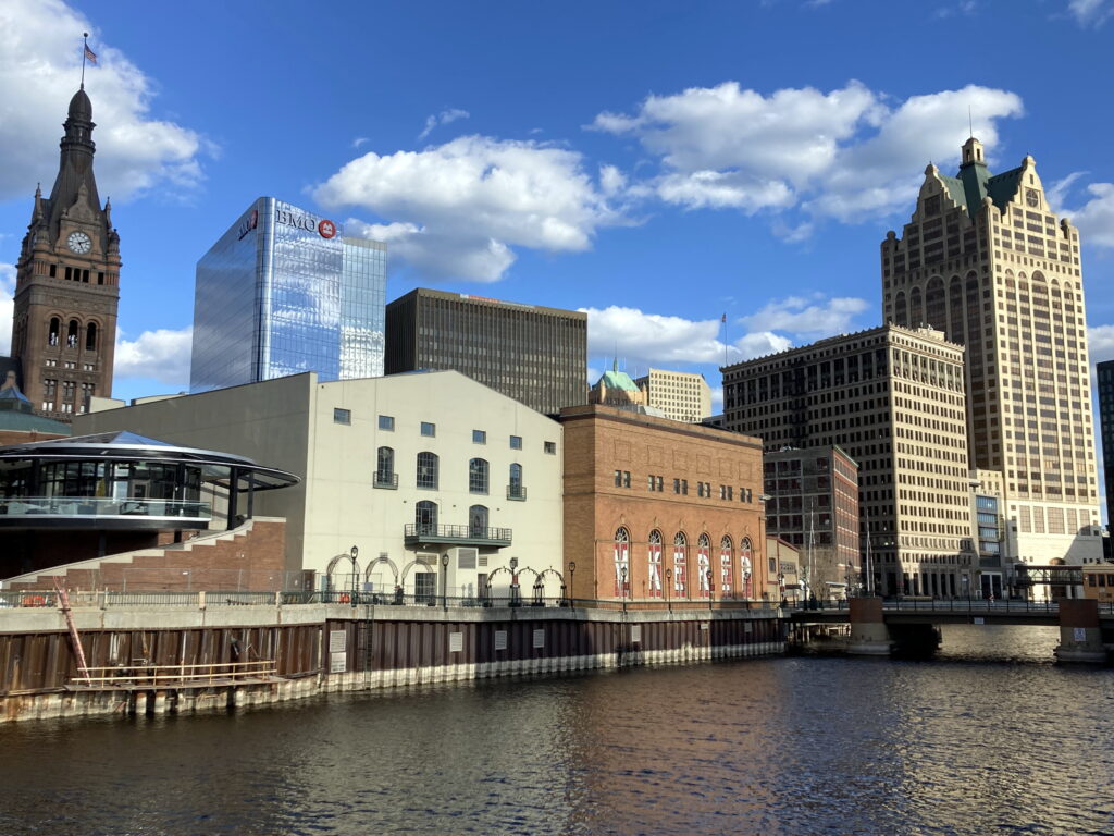 Perfil urbano de Milwaukee, Wisconsin, junto al río