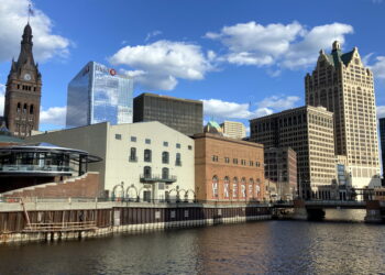 Perfil urbano de Milwaukee, Wisconsin, junto al río