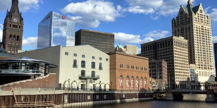 Perfil urbano de Milwaukee, Wisconsin, junto al río