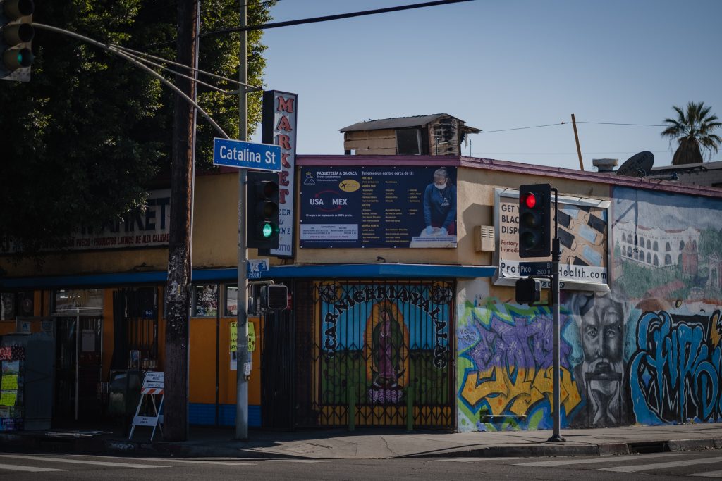 Mural de arte latino en una calle de Los Ángeles, California