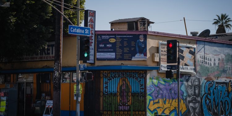 Mural de arte latino en una calle de Los Ángeles, California