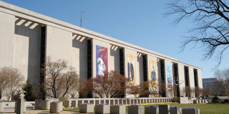 Fachada del Museo Nacional de Historia Estadounidense del Smithsonian en Washington