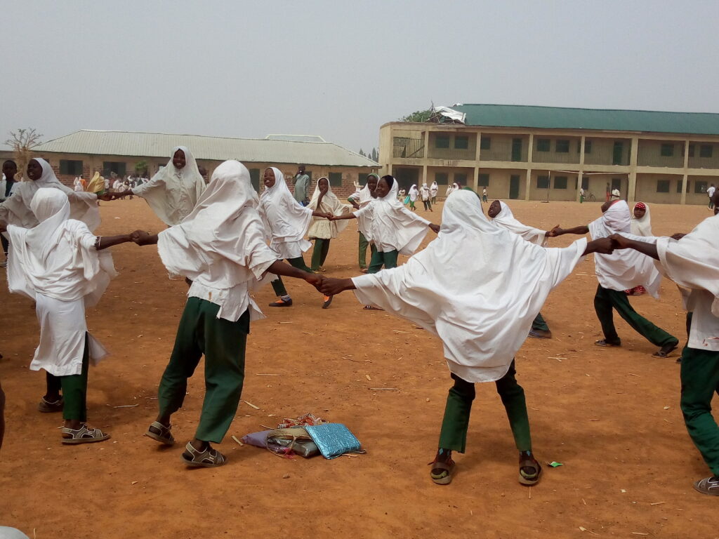 Niños en el patio de una escuela pública en Nigeria