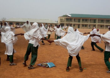 Niños en el patio de una escuela pública en Nigeria