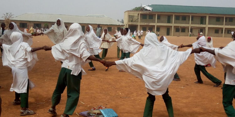 Niños en el patio de una escuela pública en Nigeria