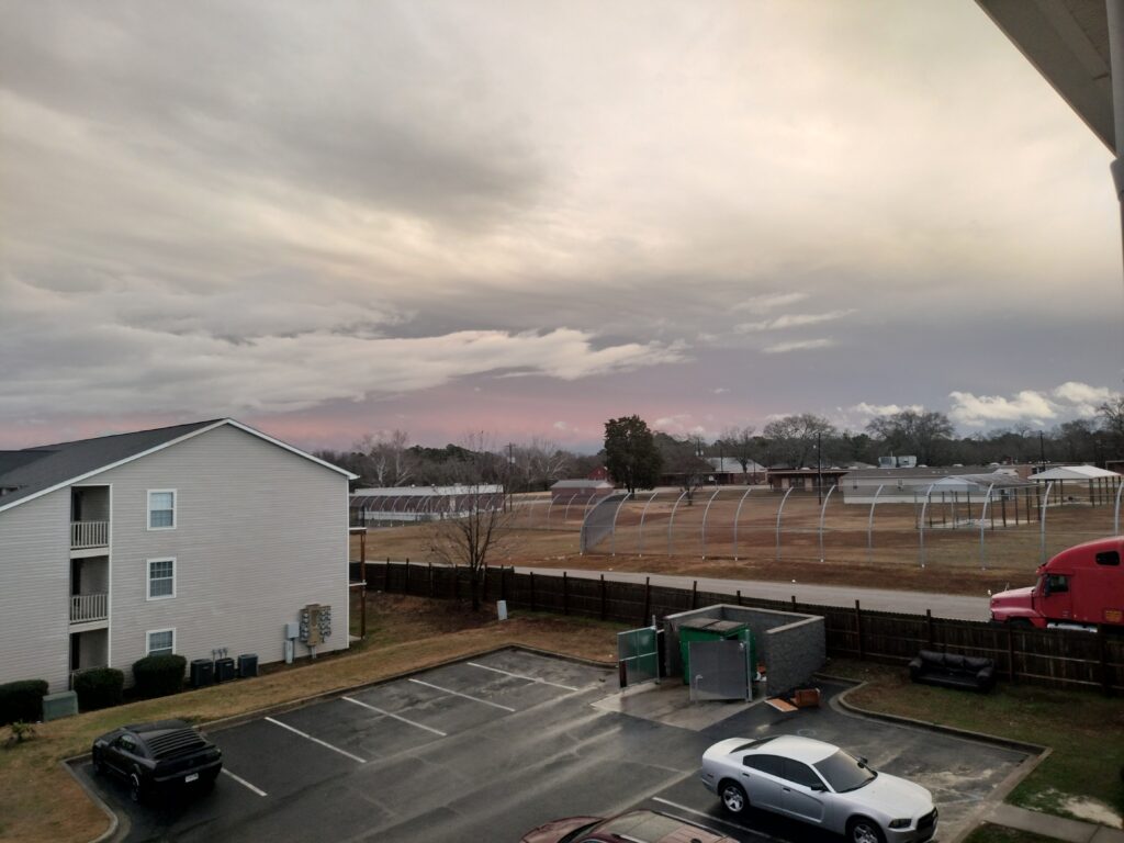 Cielo cargado de nubes de tormenta durante una alerta de tornado, similar a la registrada en Asheville