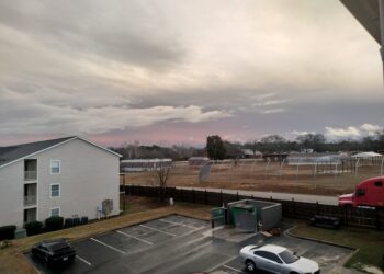 Cielo cargado de nubes de tormenta durante una alerta de tornado, similar a la registrada en Asheville