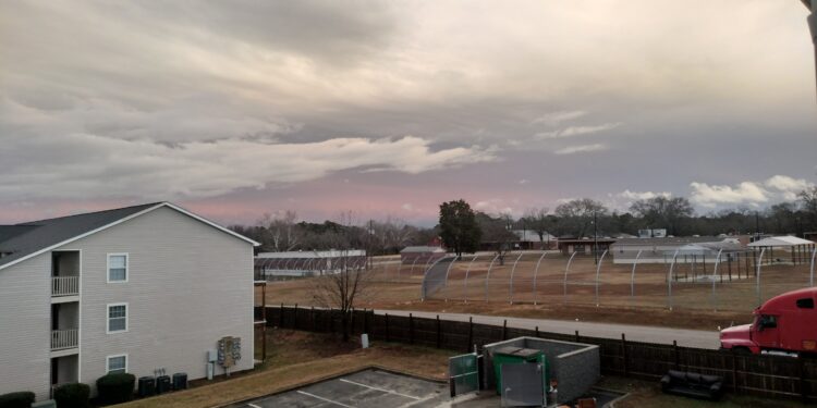 Cielo cargado de nubes de tormenta durante una alerta de tornado, similar a la registrada en Asheville